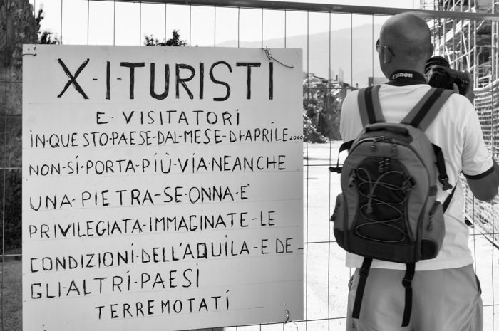 Onna: turisti delle macerie